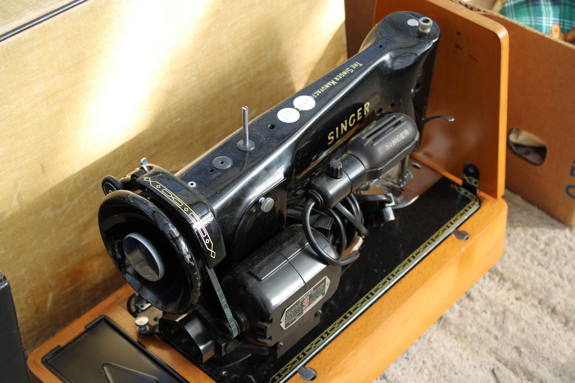 AN ELECTRIC SINGER SEWING MACHINE WITH FOOT PEDAL AND CARRY CASE, WORKING AT TIME OF CATALOGUING, NO - Image 3 of 3