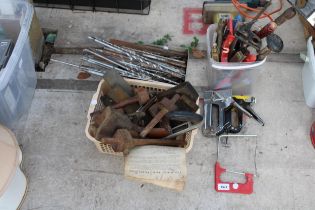 AN ASSORTMENT OF TOOLS TO INCLUDE DRILL BITS, MARKING GUAGES AND BRACE DRILLS ETC