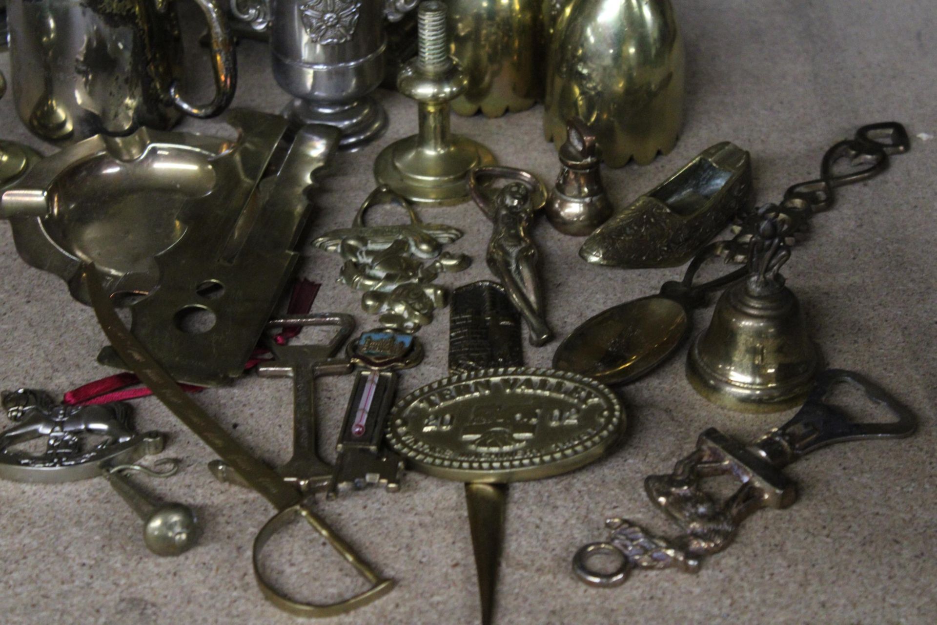 A QUANTITY OF BRASS ITEMS TO INCLUDE AN INKWELL, TRIVET, TANKARDS, BOTTLE OPENERS, TRINKETS, ETC - Image 3 of 5