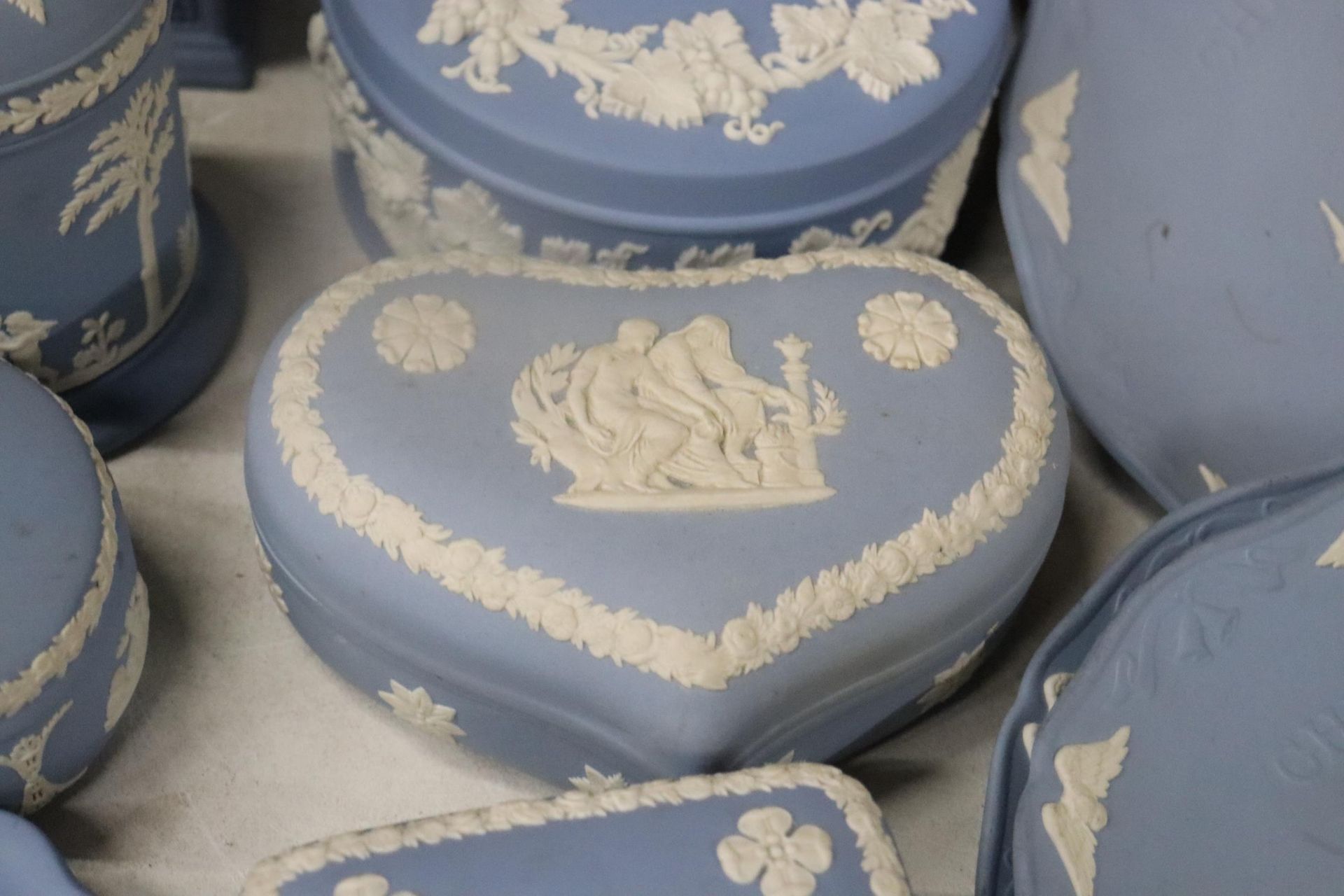 A COLLECTION OF POWDER BLUE WEDGWOOD JASPERWARE TO INCLUDE CABINET PLATES, LARGE LIDDED TRINKET - Image 5 of 14