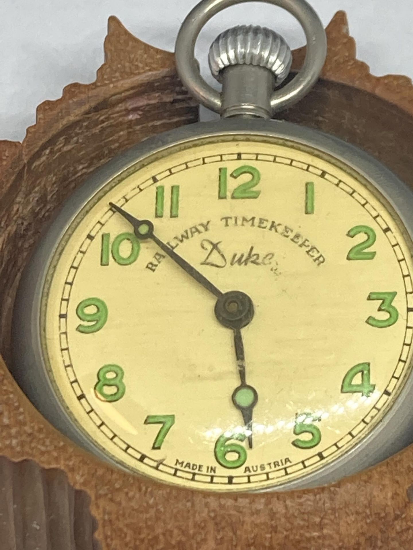 A RAILWAY TIMEKEEPER DUKE POCKET WATCH IN A CARVED WOODEN CASE - Image 2 of 4