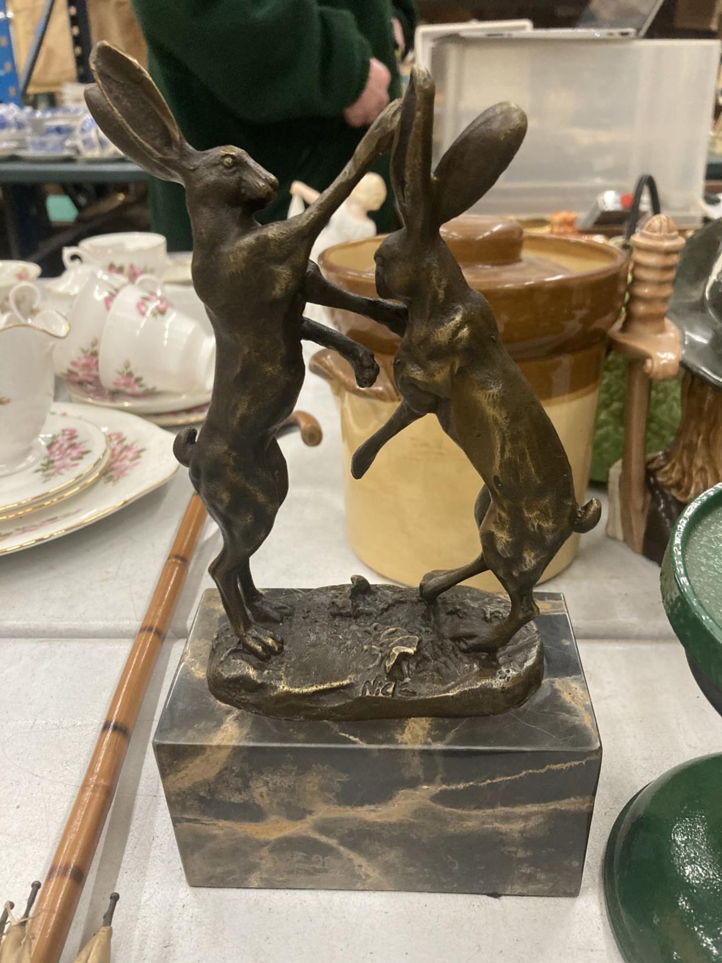 A BRONZE BOXING HARES ON MARBLE BASE SIGNED - Image 2 of 3