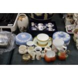 A QUANTITY OF CERAMICS TO INCLUDE A BOXED MINIATURE LEONARDO TEASET, A SMALL ORIENTAL VASE WITH BIRD