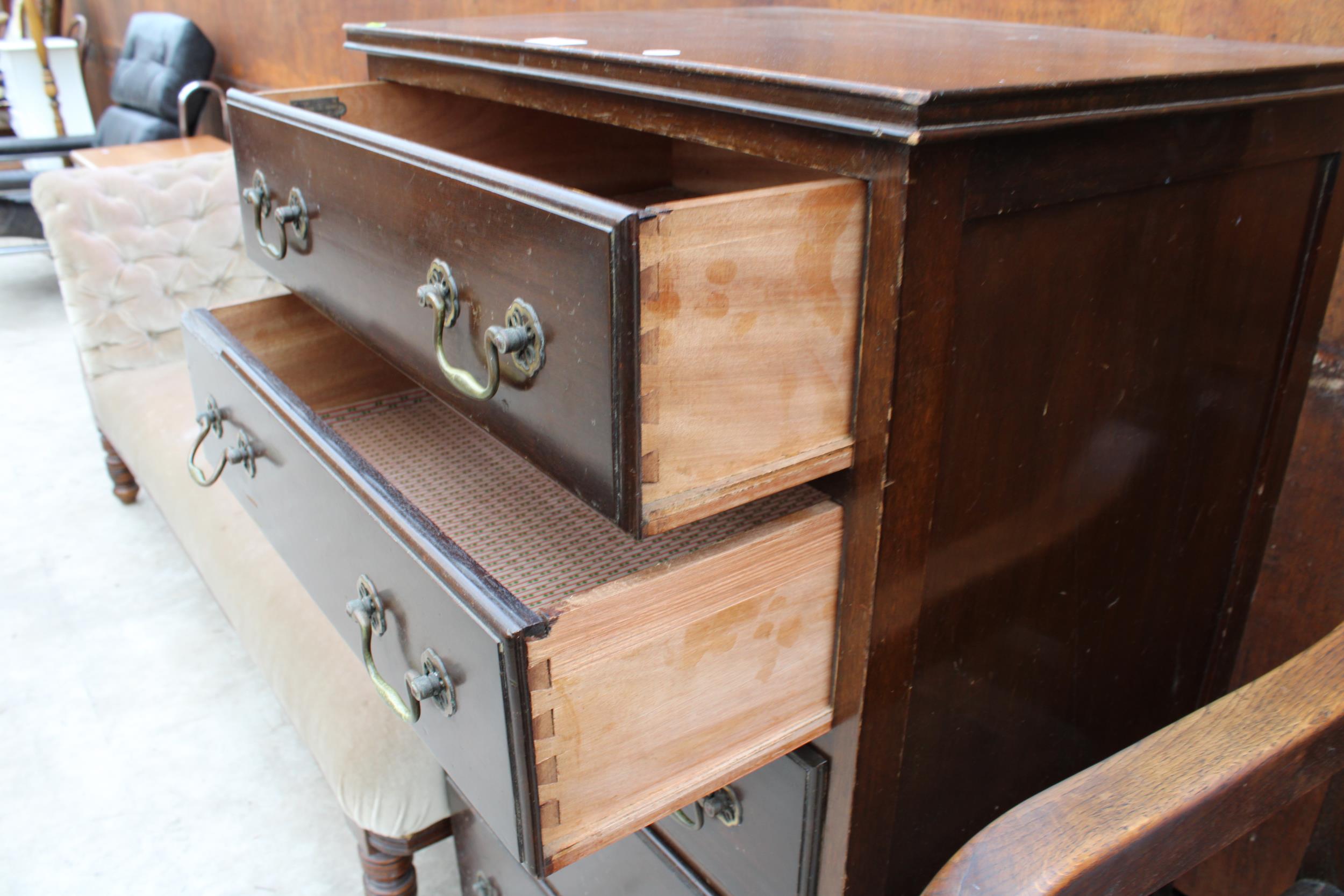 A MODERN MAHOGANY CHEST OF FIVE GRADUATED DRAWERS BEARING WARING AND GILLOW LABEL - Image 3 of 4