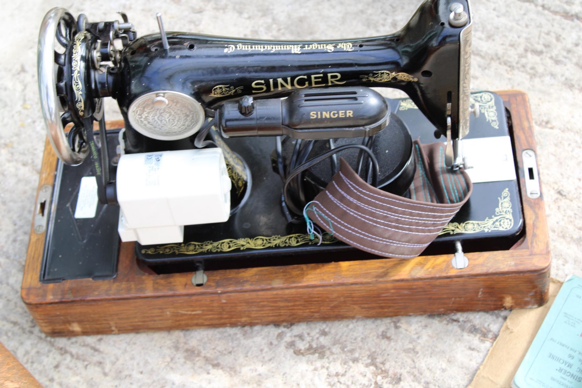 A VINTAGE SINGER SEWING MACHINE WITH WOODEN CARRY CASE, MANUAL AND SPARE PARTS ETC - Image 6 of 8