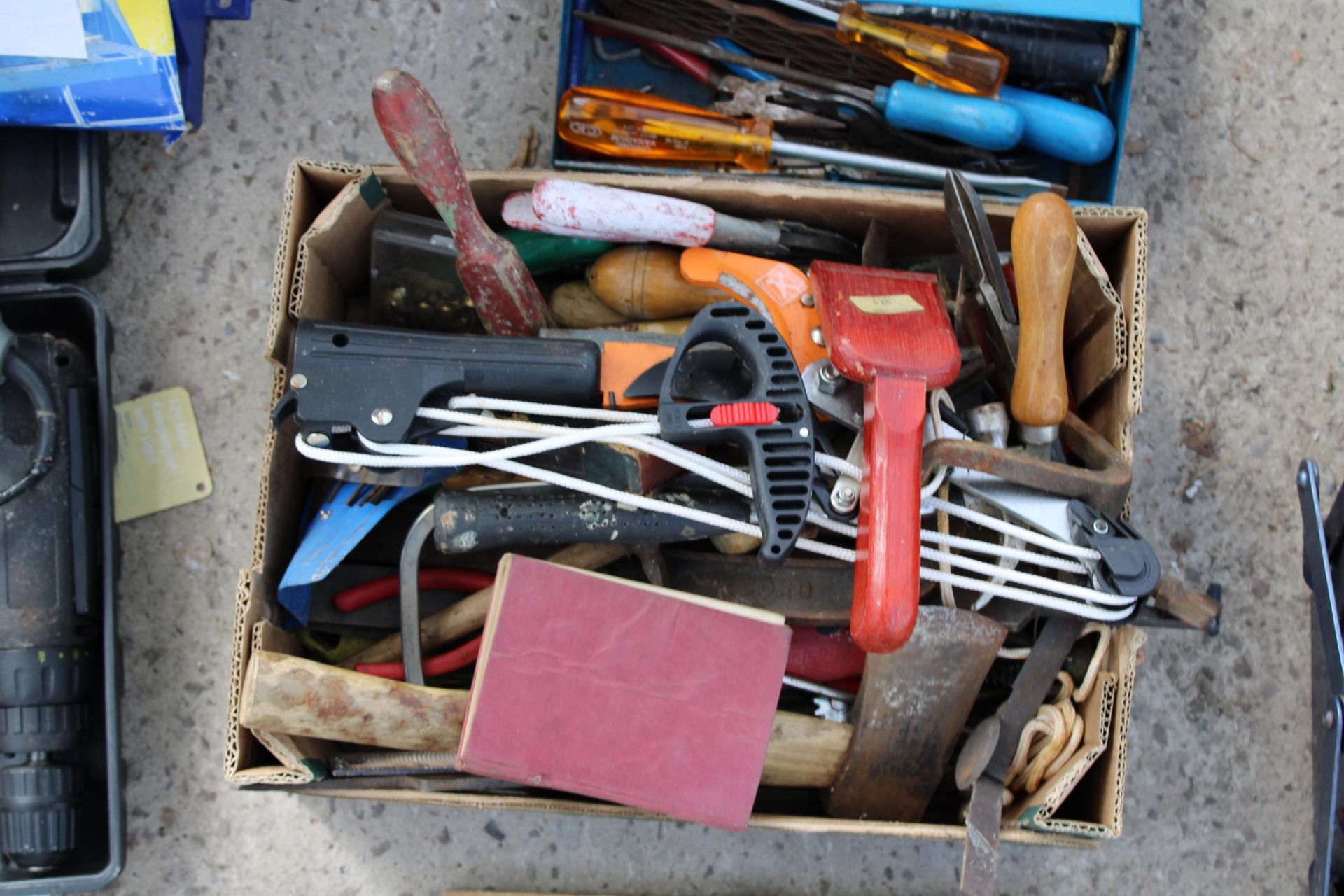 AN ASSORTMENT OF TOOLS TO INCLUDE SPANNERS AND AN AXE ETC - Bild 3 aus 3