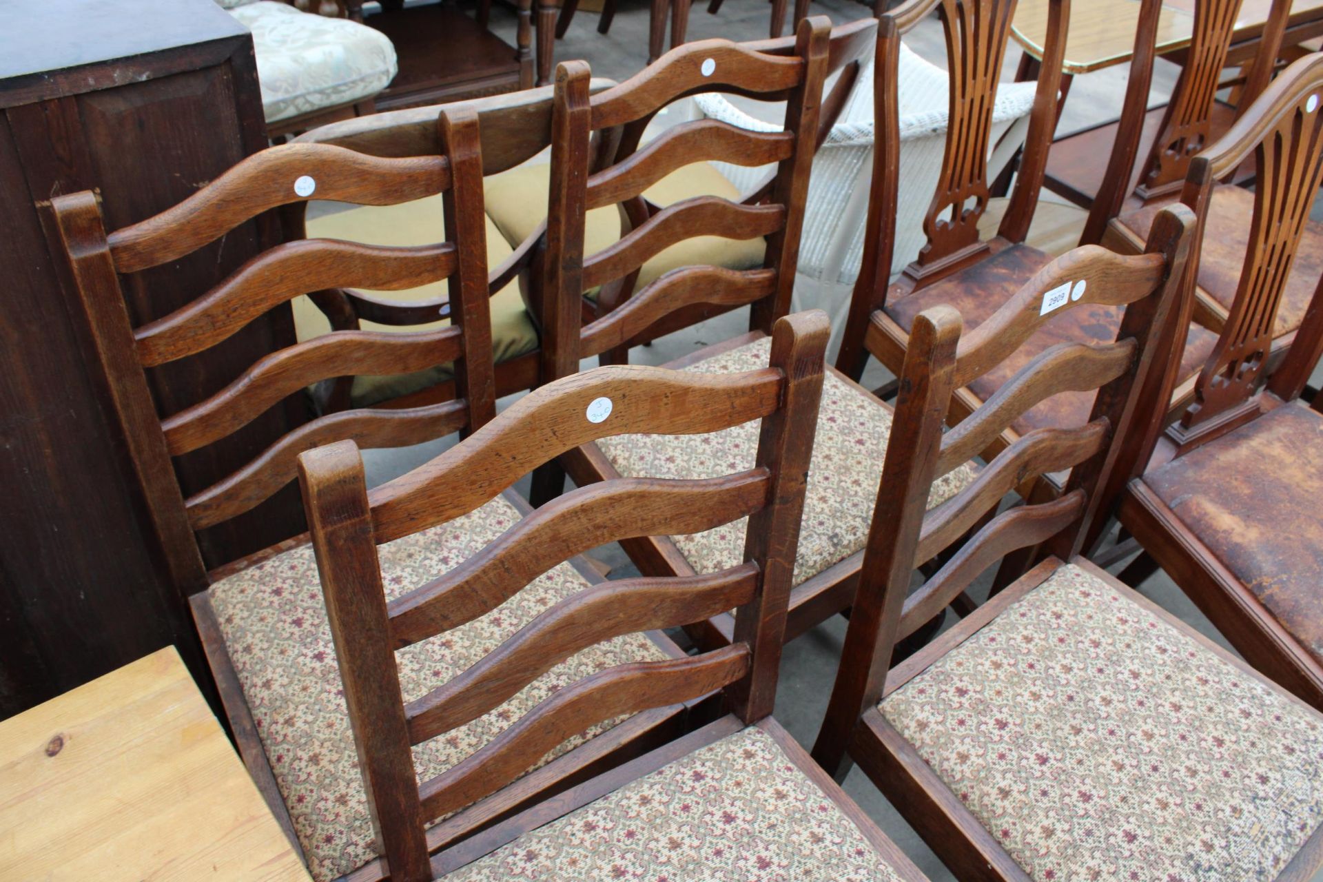 A SET OF FOUR OAK LADDER BACK DINING CHAIRS ON TURNED FRONT LEGS - Image 3 of 3
