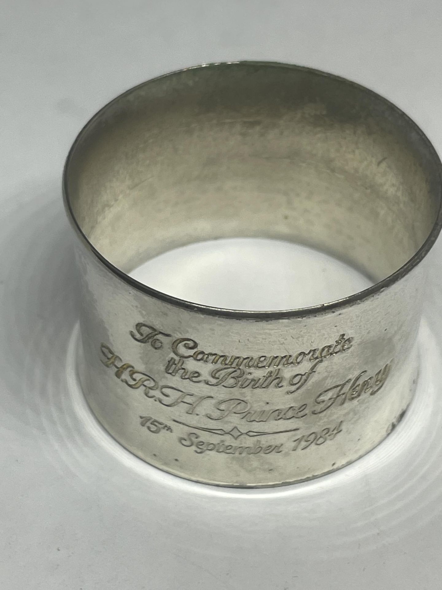 FOUR NAPKIN RINGS TO INCLUDE THREE HALLMARKED BIRMINGHAM SILVER - Image 5 of 5