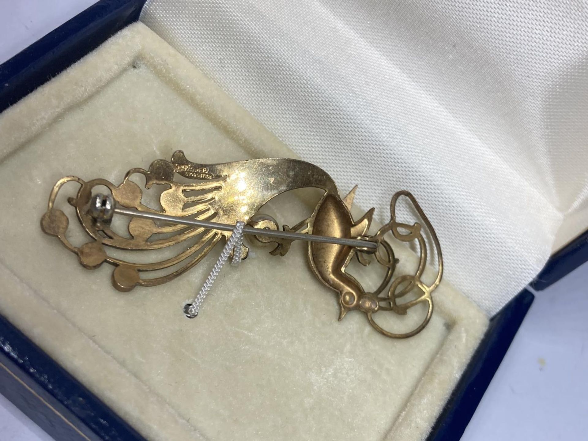 A GOLD PLATED BIRD BROOCH IN A PRESENTATION BOX - Bild 3 aus 3