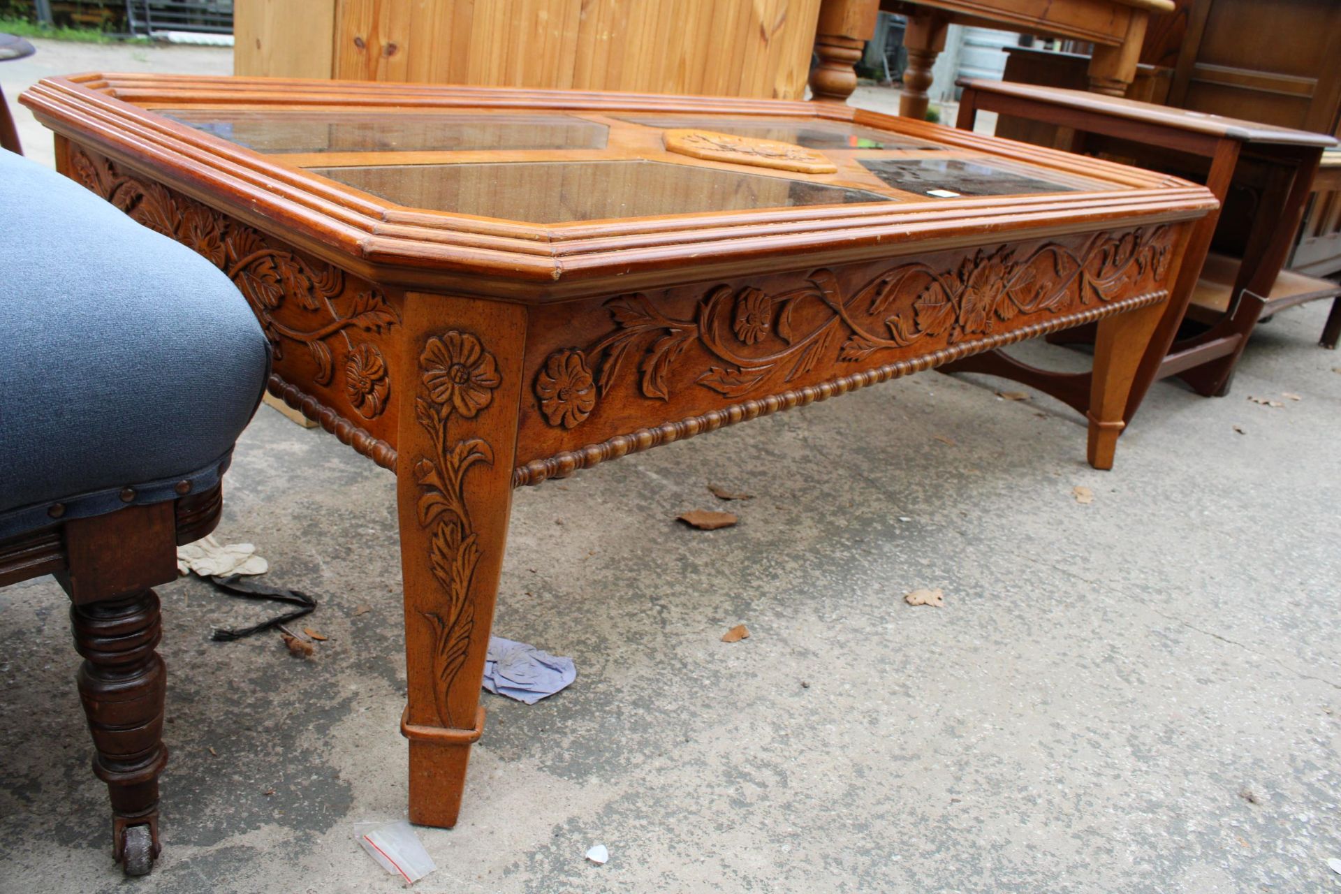 A MODERN OAK AND HARDWOOD COFFEE TABLE WITH INSET GLASS AND CARVED TOP, 52" X 28" - Image 2 of 3