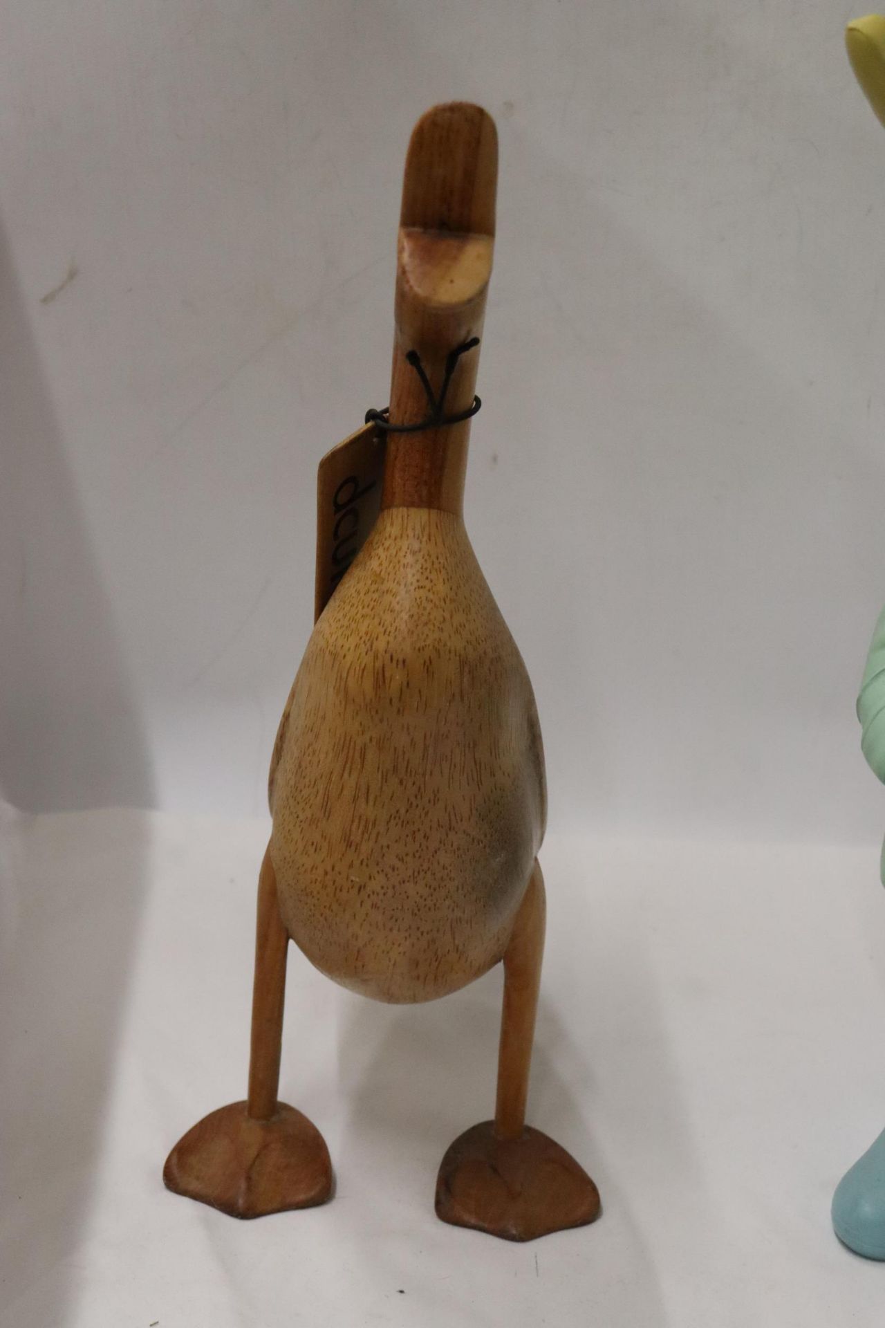 A WOODEN DUCK FROM 'THE DUCK COMPANY' CALLED FRED PLUS A PAINTED DUCK, HEIGHTS 42CM - Image 6 of 7