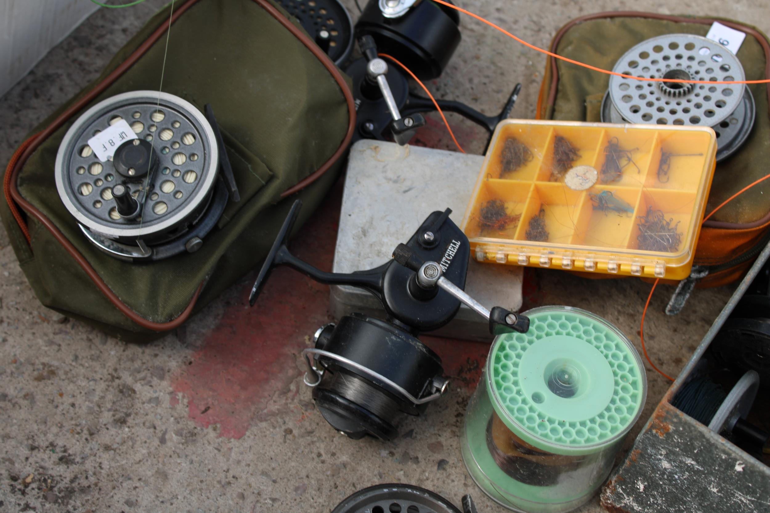 A LARGE ASSORTMENT OF VINTAGE AND MODERN FISHING REELS - Image 5 of 5