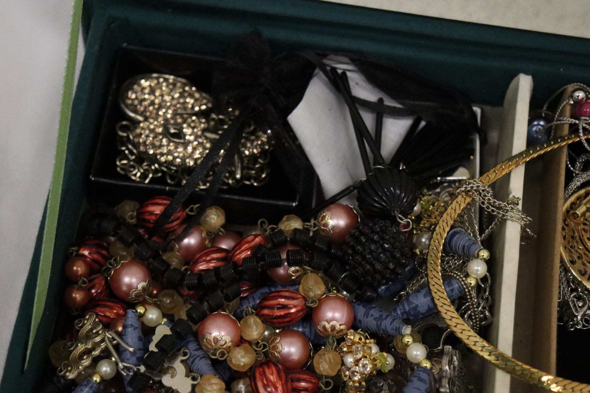 A BOX CONTAINING A QUANTITY OF COSTUME JEWELLERY - Image 6 of 8