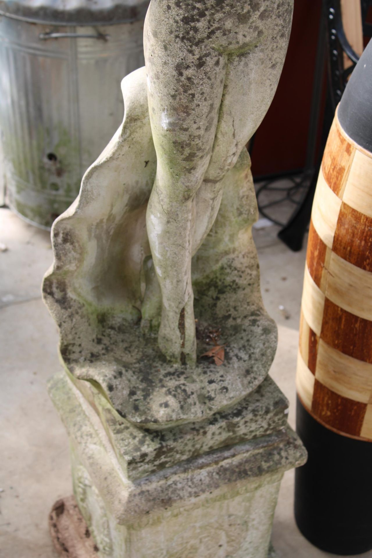 A RECONSTITUTED STONE GARDEN FIGURE OF A NUDE FEMALE ON PEDESTAL BASE (H:148CM) - Image 3 of 3