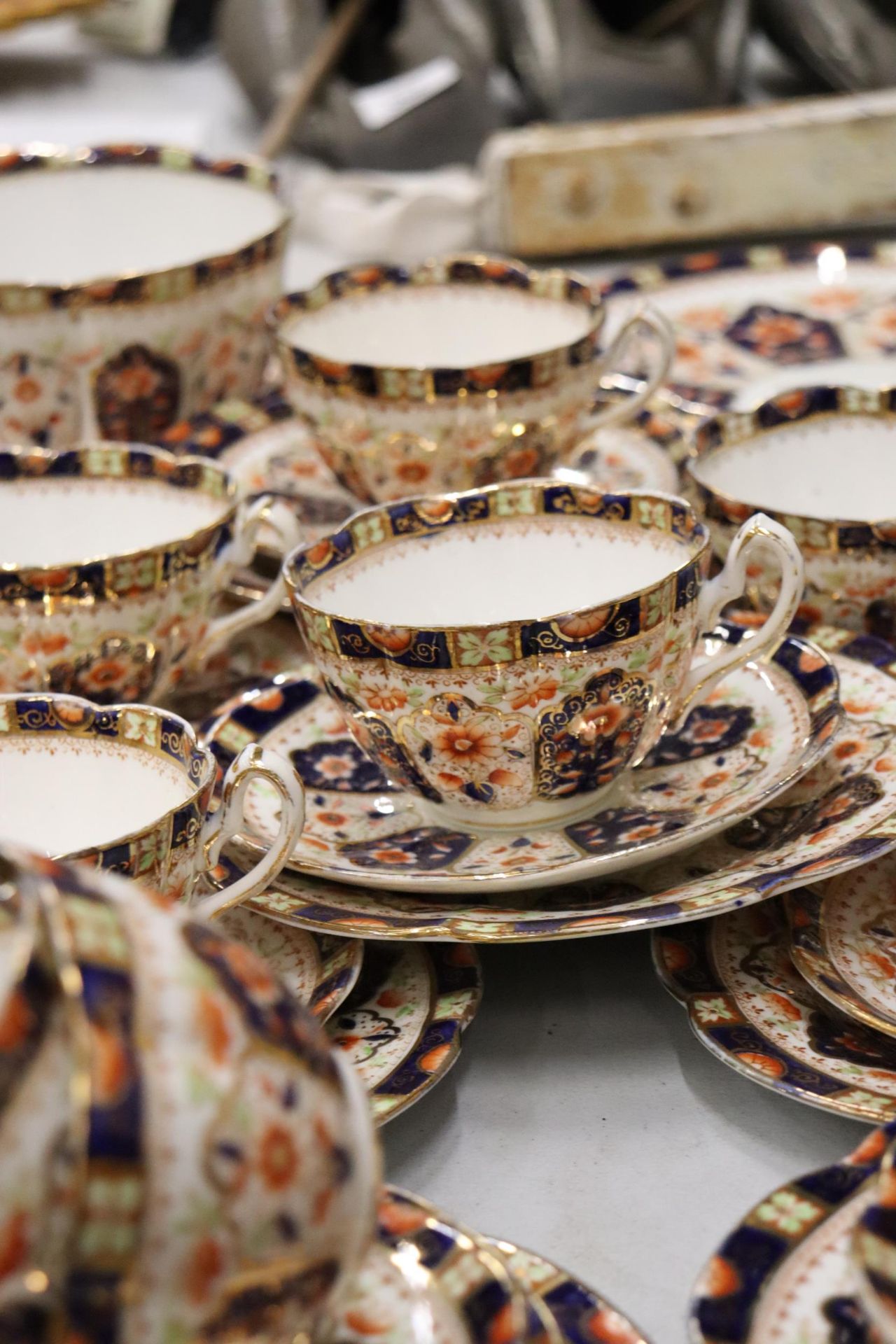 AN ANTIQUE 'COURT CHINA' TEASET TO INCLUDE CAKE PLATES, CUPS, SAUCERS, SIDE PLATES AND A SUGAR BOWL - Image 3 of 9