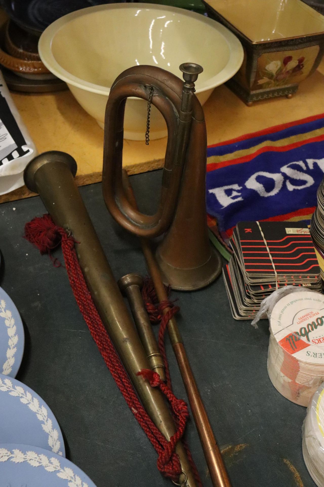 THREE VINTAGE COPPER HORNS TO INCLUDE A HUNTING HORN AND A BUGLE
