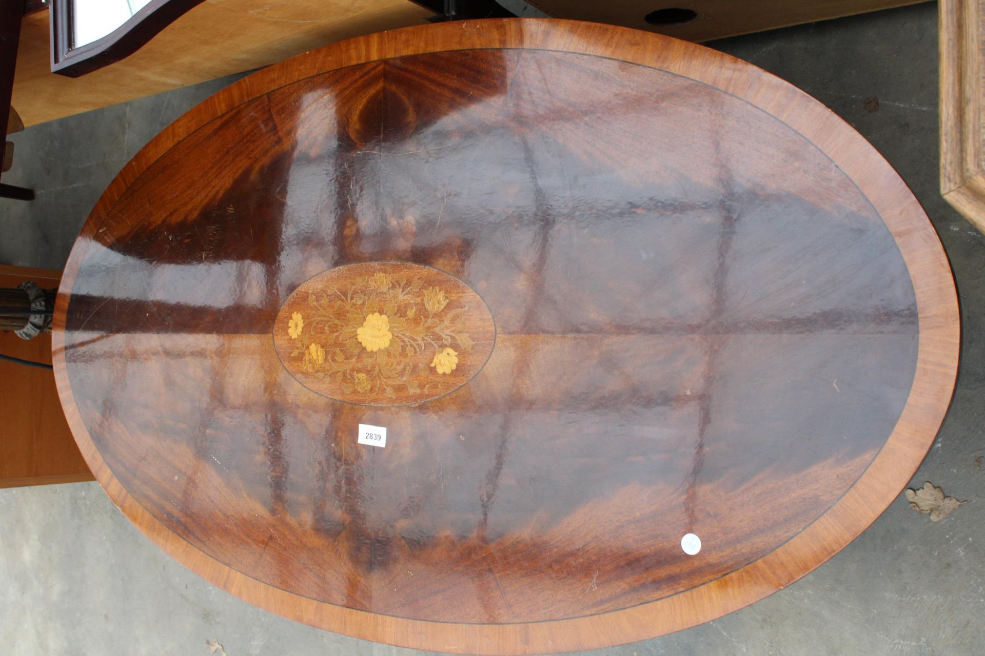 AN OVAL MAHOGANY INLAID AND CROSSBANDED COFFEE TABLE ON PEDESTAL BASE WITH BRASS CLAW FEET AND - Image 2 of 4