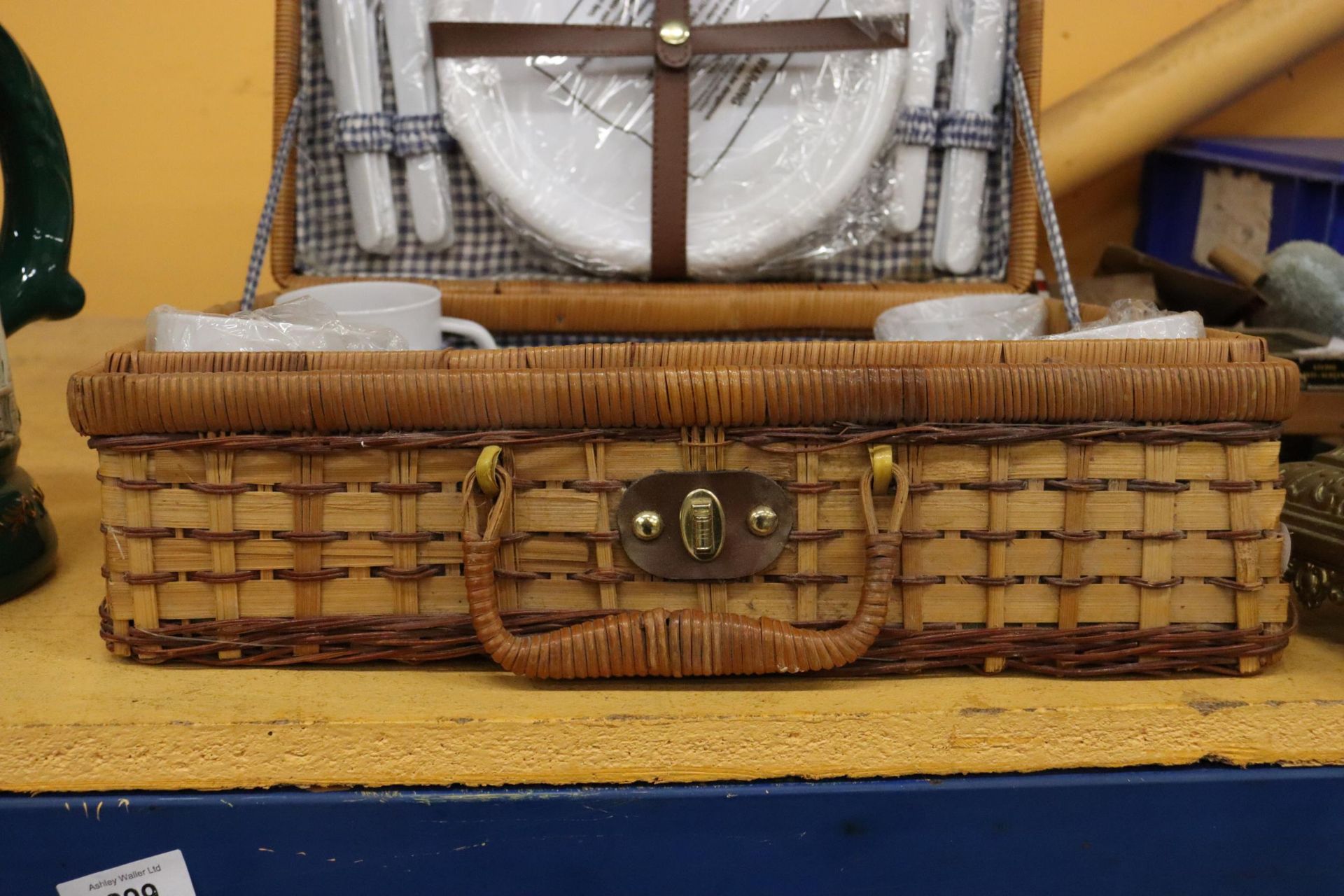 A WICKER PICNIC BASKET AND CONTENTS - Image 5 of 7