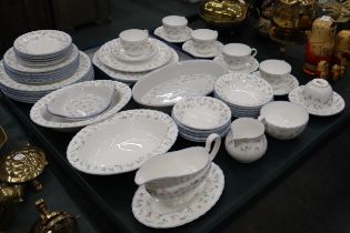 A ROYAL WORCESTER 'FORGET ME NOT' DINNER SERVICE TO INCLUDE VARIOUS SIZES OF PLATES, BOWLS,