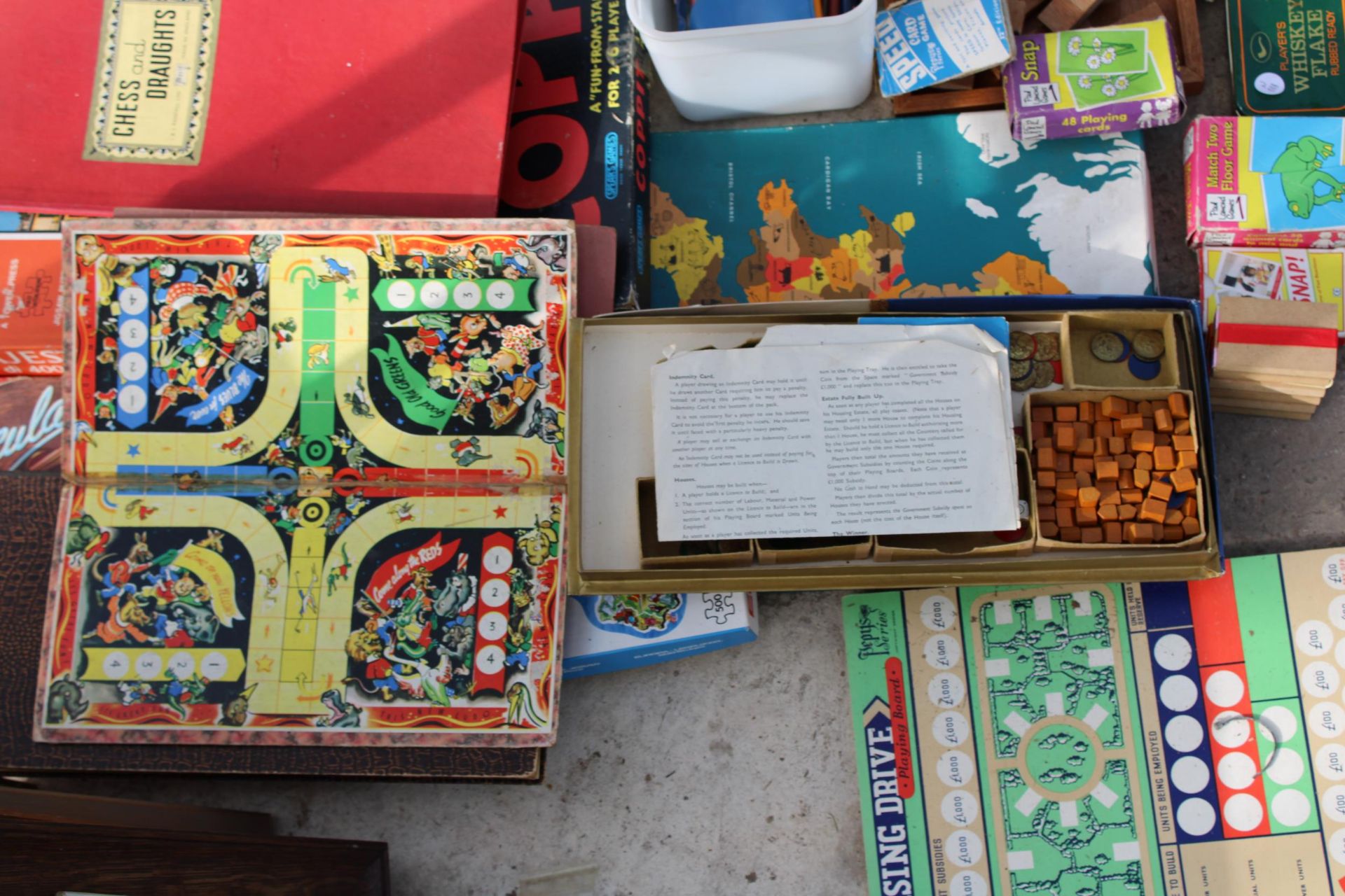 AN ASSORTMENT OF VINTAGE GAMES TO INCLUDE TRAVEL CHESS, PLAYING CARDS, HOUSING DRIVE AND COPPIT ETC - Image 4 of 4
