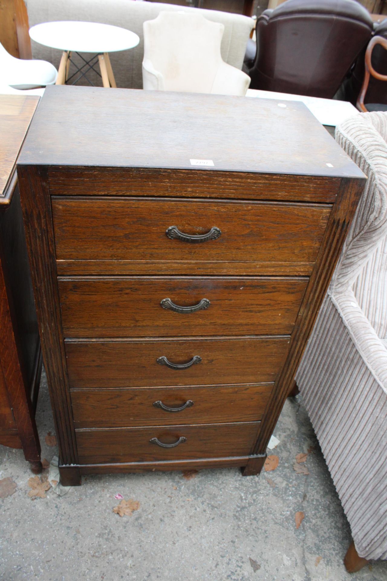 A MID 20TH CENTURY OAK CHEST OF FIVE DRAWERS, 23" WIDE