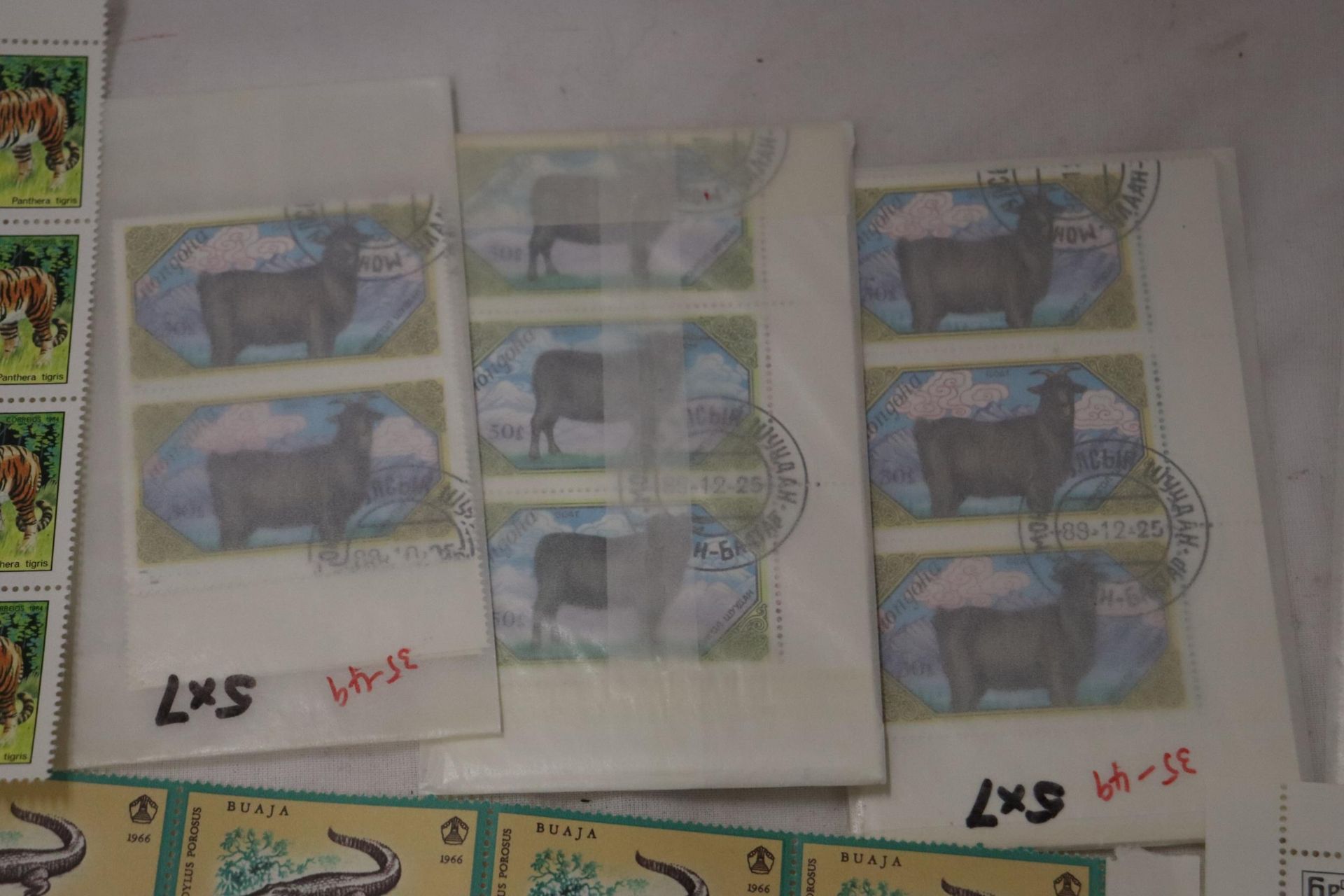 A COLLECTION OF ANIMAL STAMPS - Bild 3 aus 11