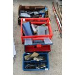 AN ASSORTMENT OF TOOLS TO INCLUDE A HACKSAW, A BATTERY DRILL AND DRILL BITS ETC