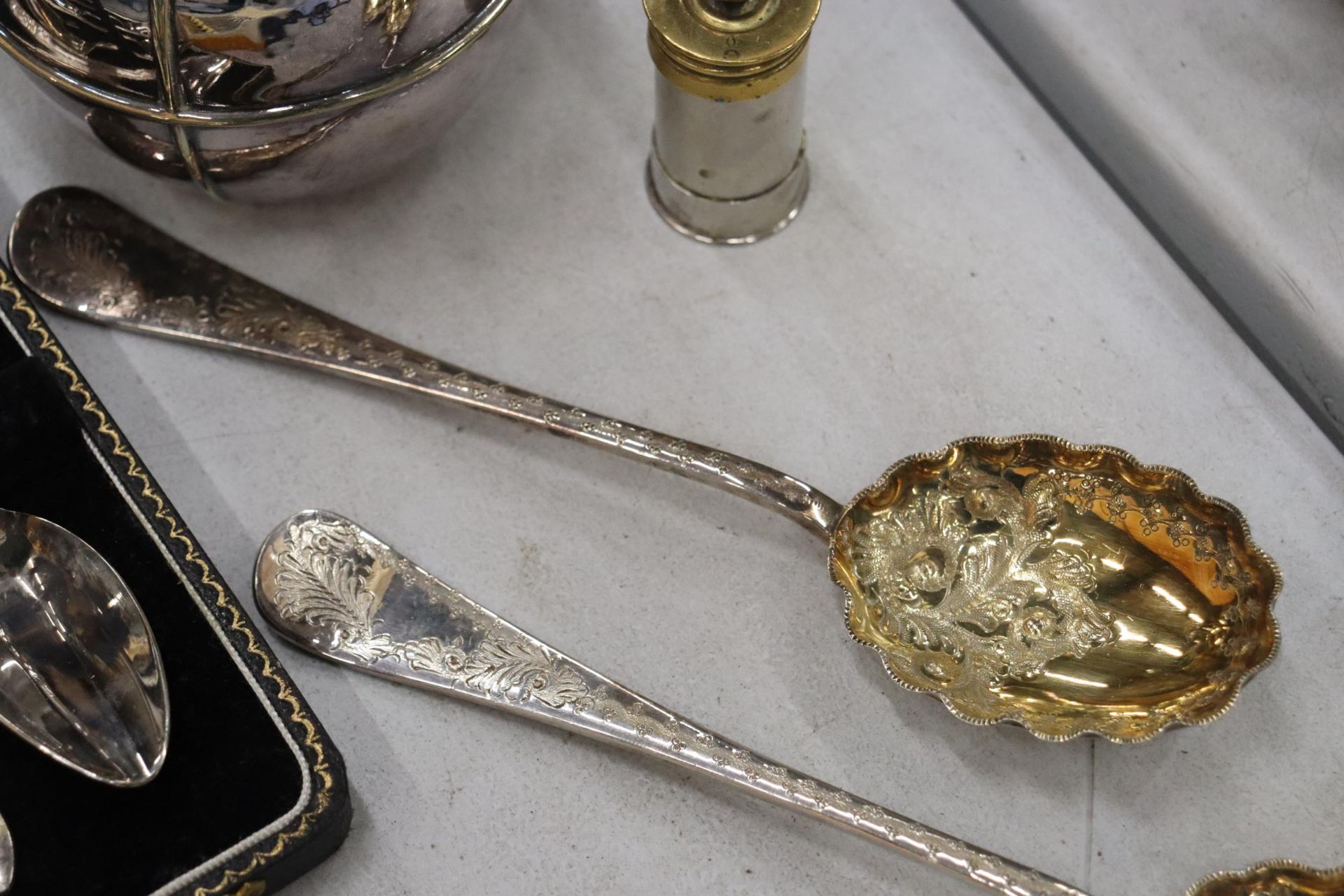 A QUANTITY OF SILVERPLATE TO INCLUDE A COFFEE POT, COFFEE WAMER, SPOONS ETC - Image 8 of 12