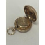 A 9CT FULLY HALLMARKED GOLD SOVEREIGN CASE WITH FOLIATED ETTCHING WEIGHT 15.22G