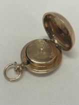 A 9CT FULLY HALLMARKED GOLD SOVEREIGN CASE WITH FOLIATED ETTCHING WEIGHT 15.22G