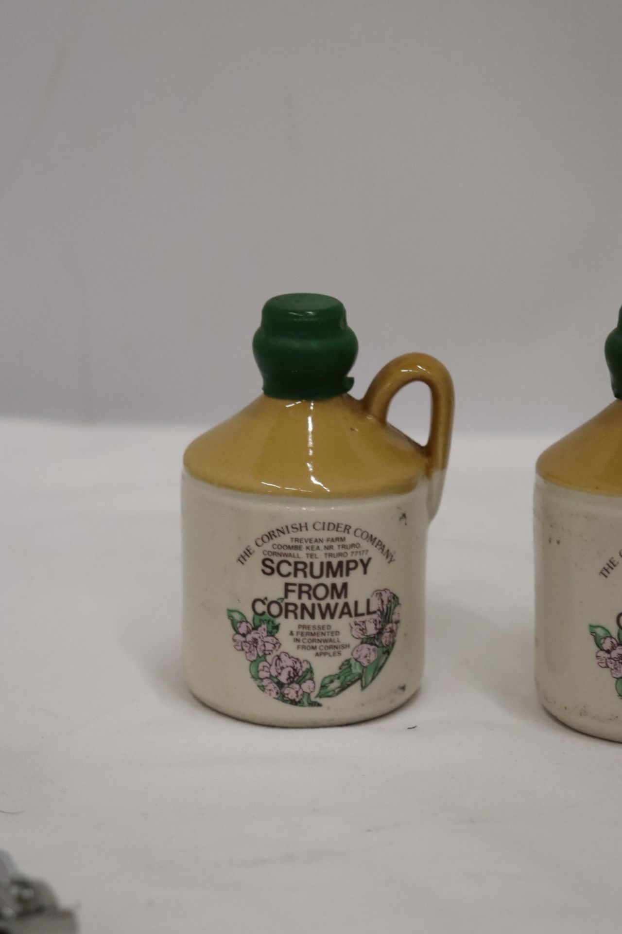 A TIN OF COLLECTABLES TO INCLUDE VINTAGE BOTTLE OPENERS, TWO MINIATURE SCRUMPY BOTTLES FROM - Image 8 of 13