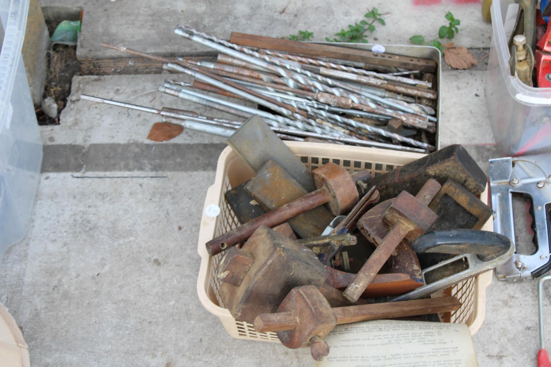 AN ASSORTMENT OF TOOLS TO INCLUDE DRILL BITS, MARKING GUAGES AND BRACE DRILLS ETC - Image 2 of 3