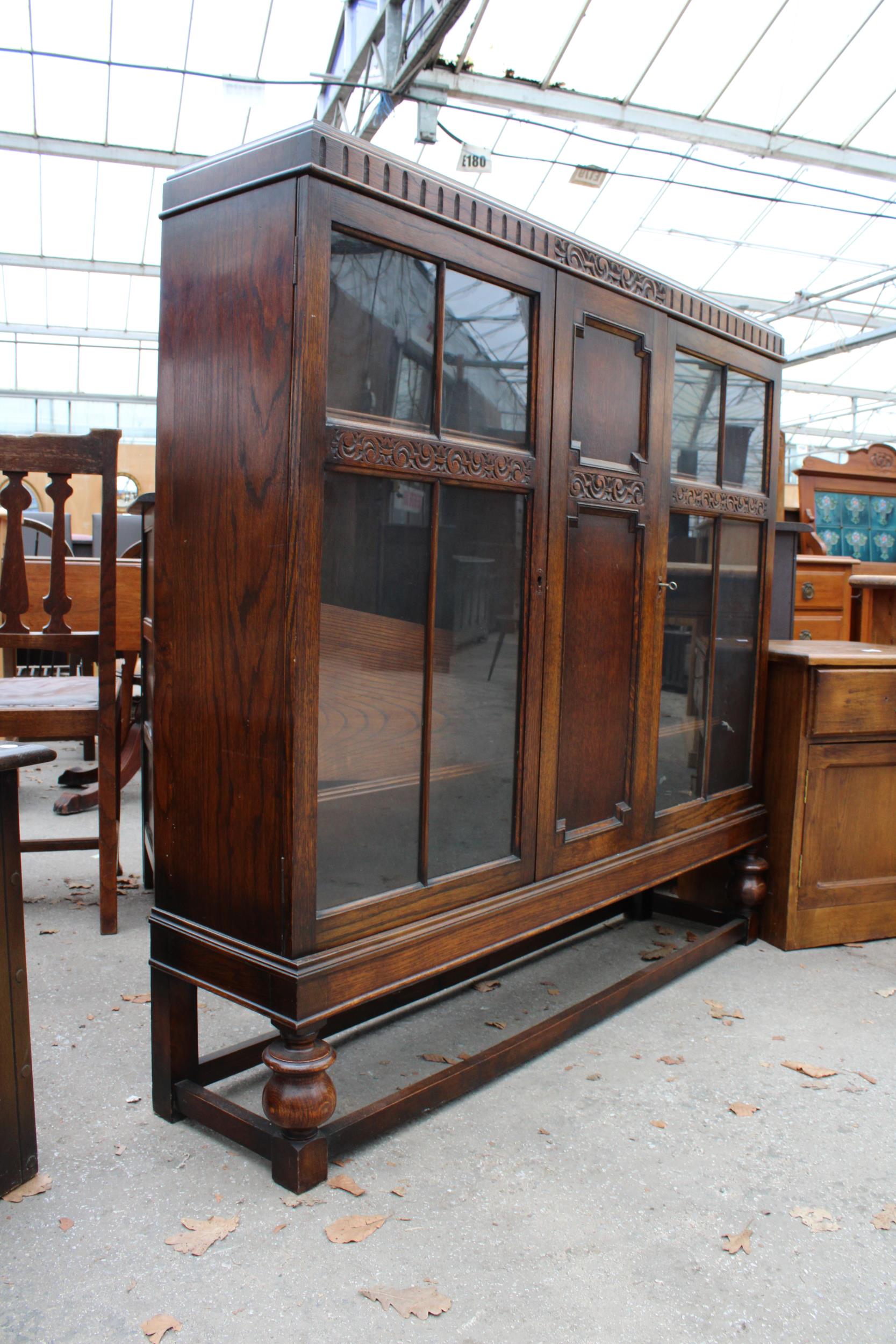 AN EARLY 20TH CENTURY OAK TWO DOOR DISPLAY CABINET ON OPEN BASE WITH TURNED FRONT LEGS, 48" WIDE - Image 2 of 3