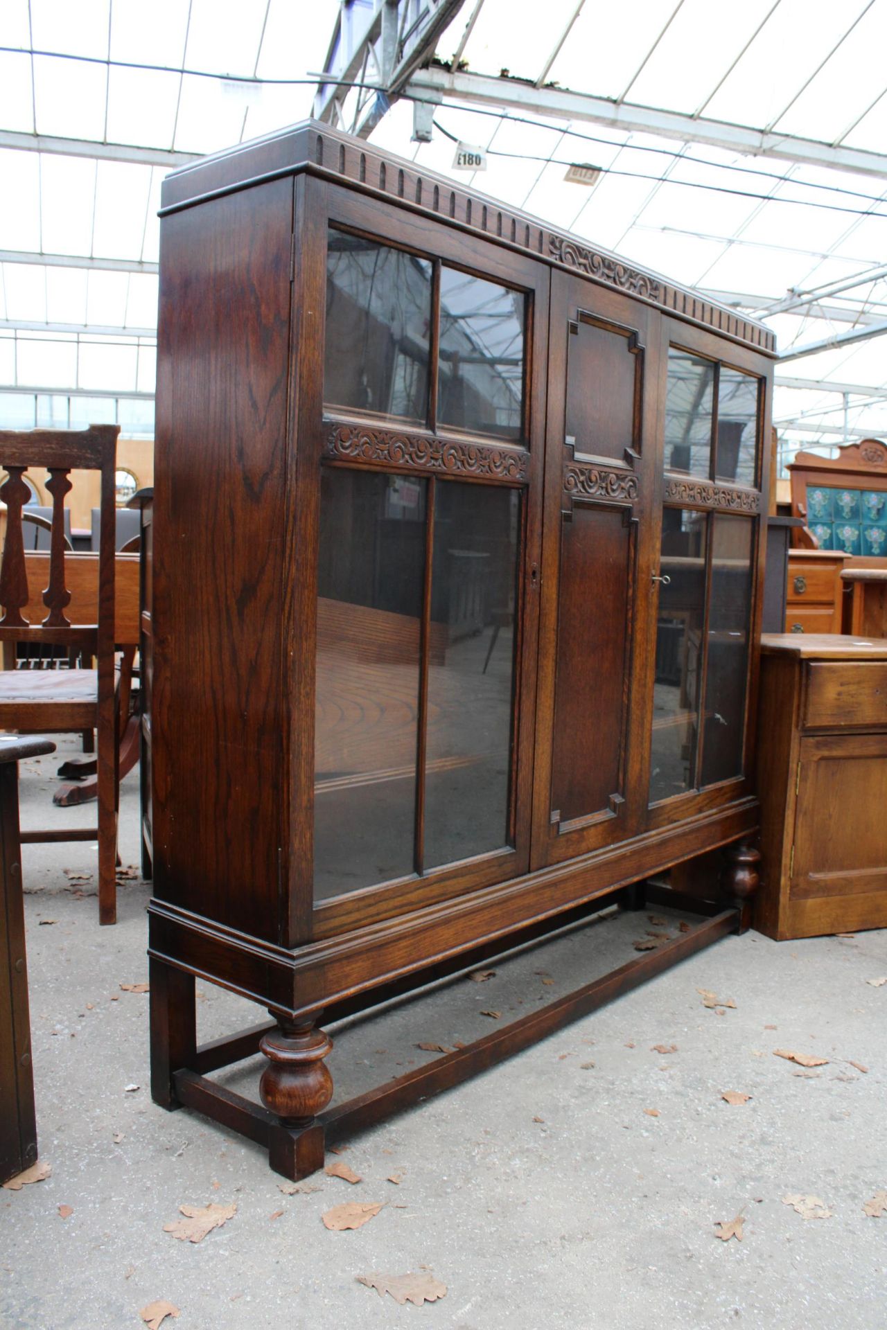 AN EARLY 20TH CENTURY OAK TWO DOOR DISPLAY CABINET ON OPEN BASE WITH TURNED FRONT LEGS, 48" WIDE - Bild 2 aus 3