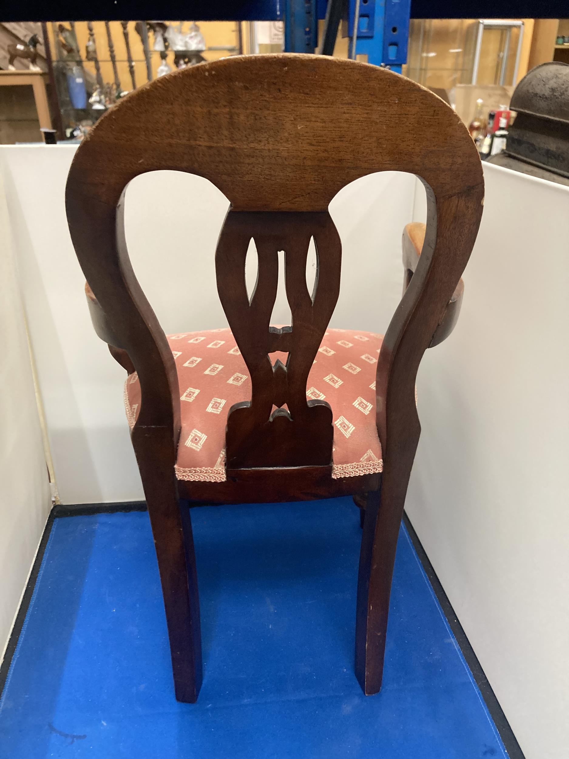 A VICTORIAN UPHOLSTERED CARVER DOLLS CHAIR - Image 3 of 4