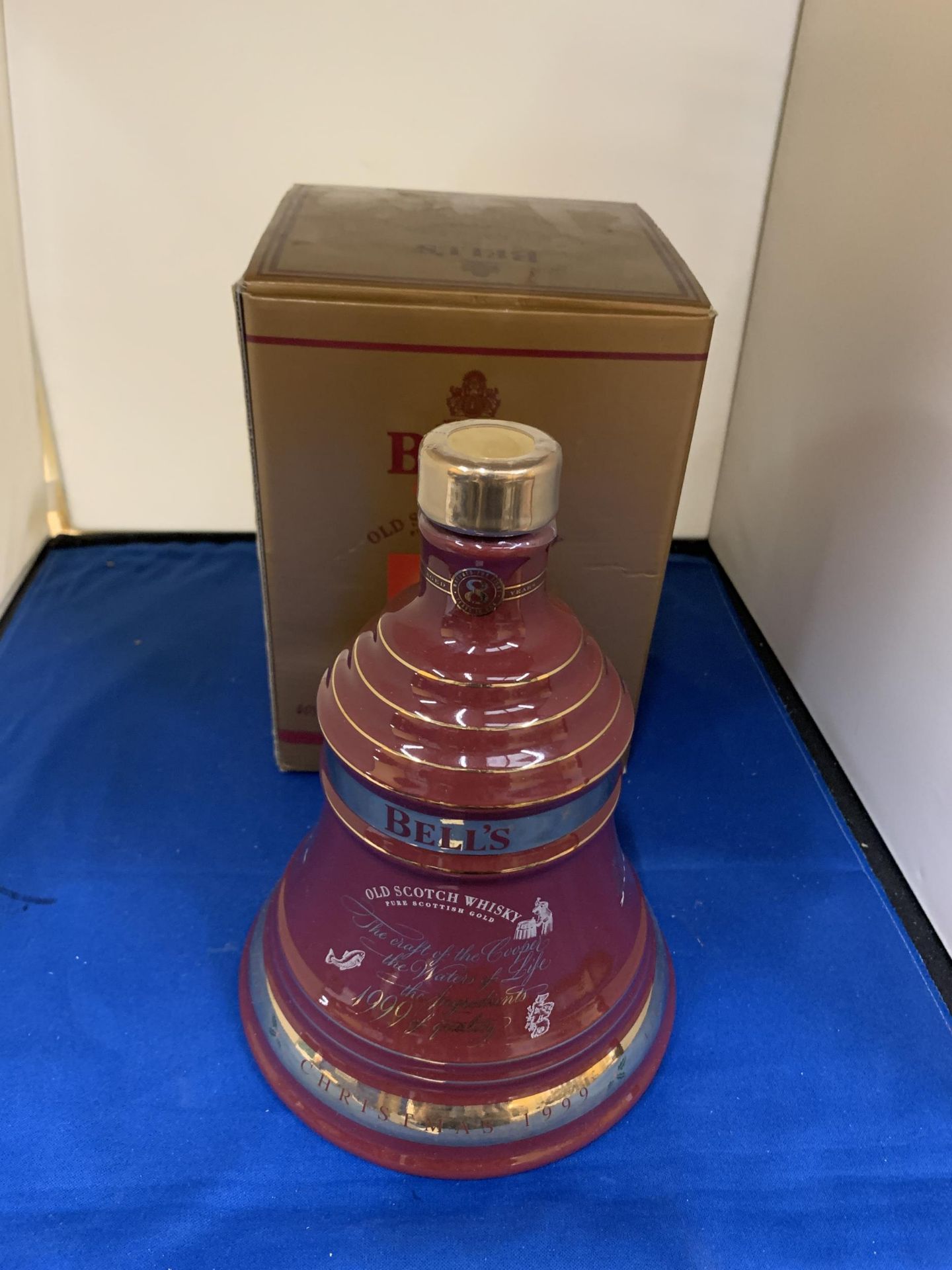 A BOXED 70CL BOTTLE - BELLS LIMITED EDITION CHRISTMAS 1999 OLD SCOTCH WHISKY DECANTER