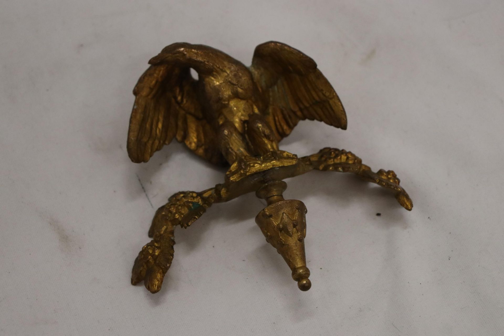 AN ART DECO 1900 - 1940 BRASS EAGLE - Image 2 of 5
