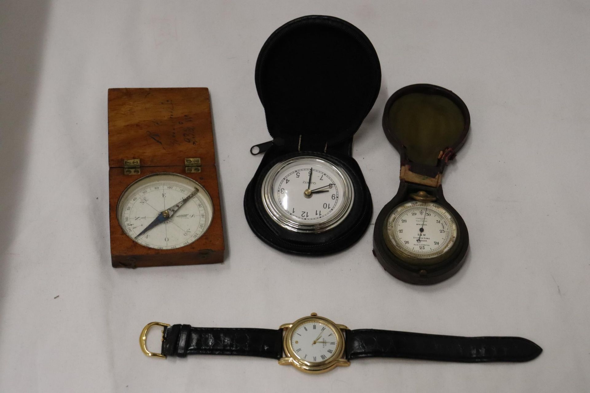 A VINTAGE COMPASS IN AN OAK CASE, A COMPENSATED FOR TEMPERATURE INSTUMENT, MADE BY S & M, DYSON &