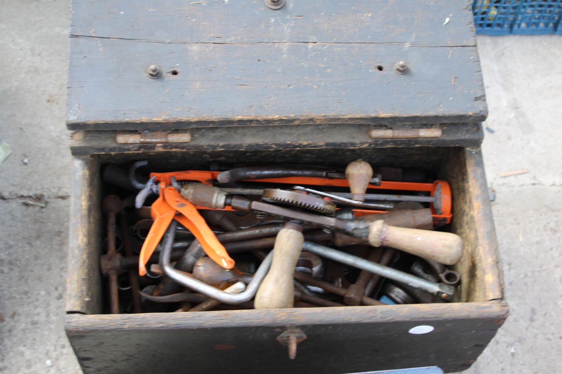 TWO TOOL BOXES WITH AN ASSORTMENT OF TOOLS TO INCLUDE BRACE DRILLS AND SPANNERS ETC - Bild 2 aus 3