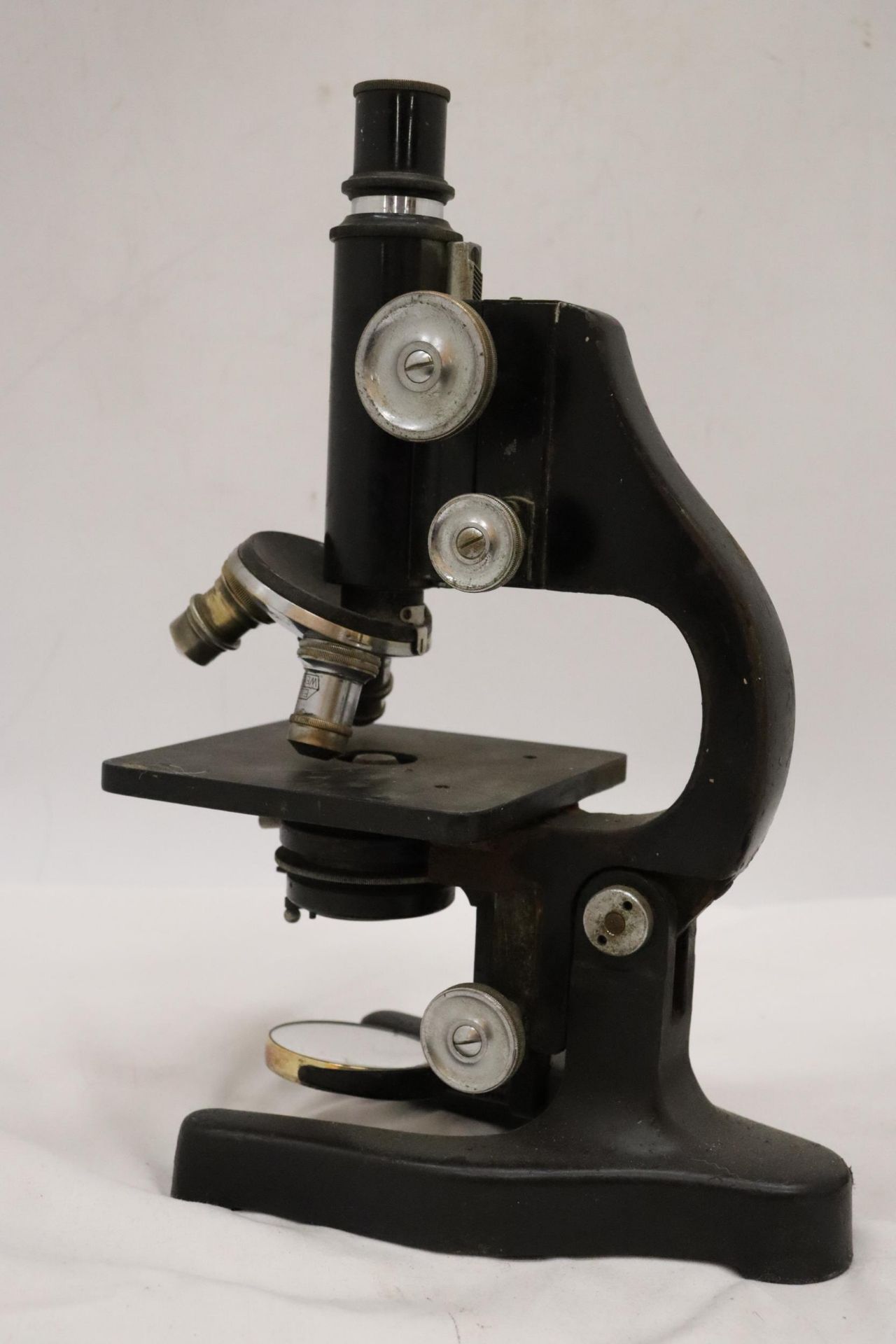 AN ERNST LEITZ WETZLAR MICROSCOPE, NO. 324603, WITH WOOD TRAY AND SPARE LENS - Bild 7 aus 10