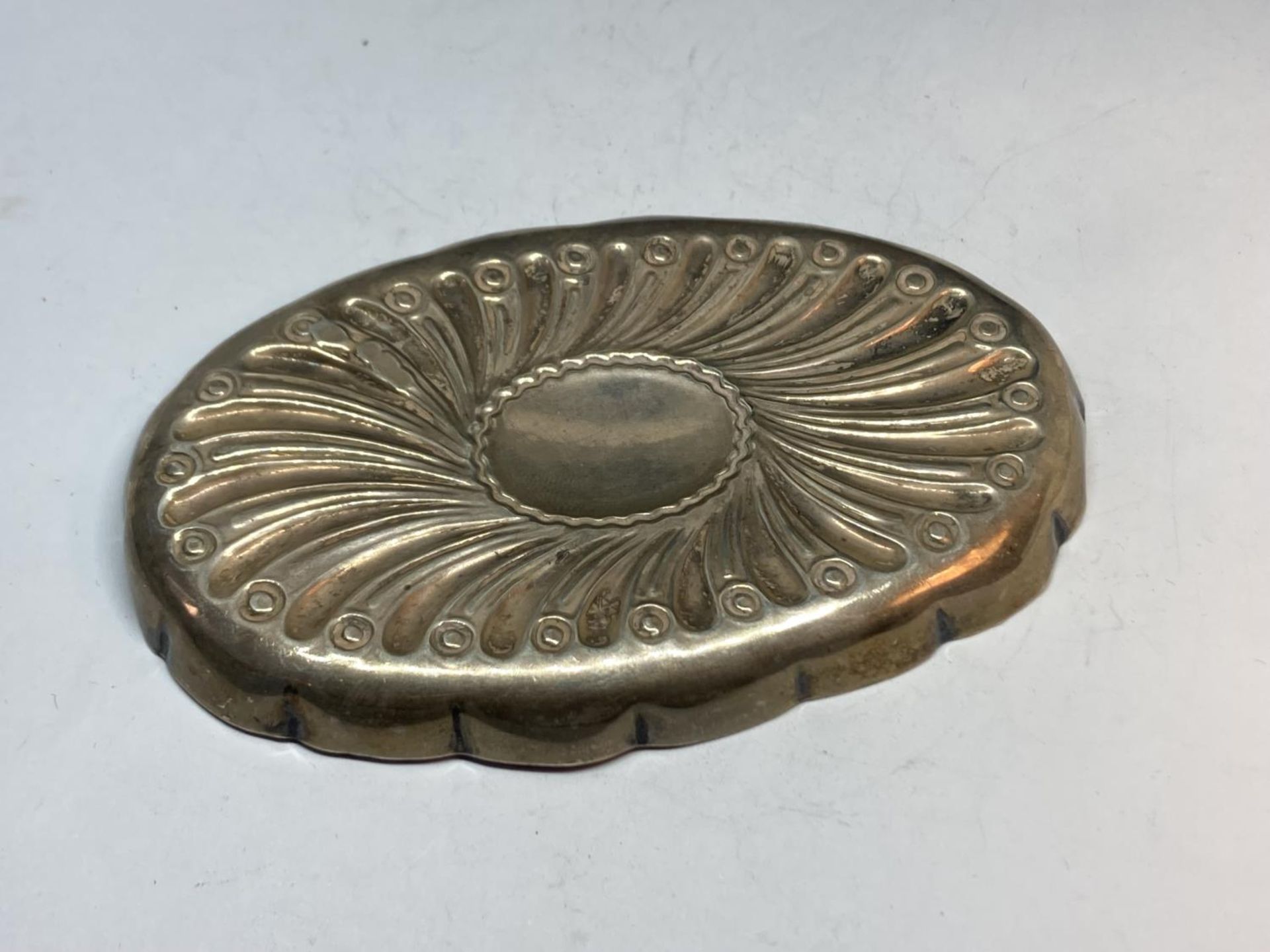 A HALLMARKED BIRMINGHAM SILVER OVAL DISH GROSS WEIGHT 38.6 GRAMS - Image 3 of 4