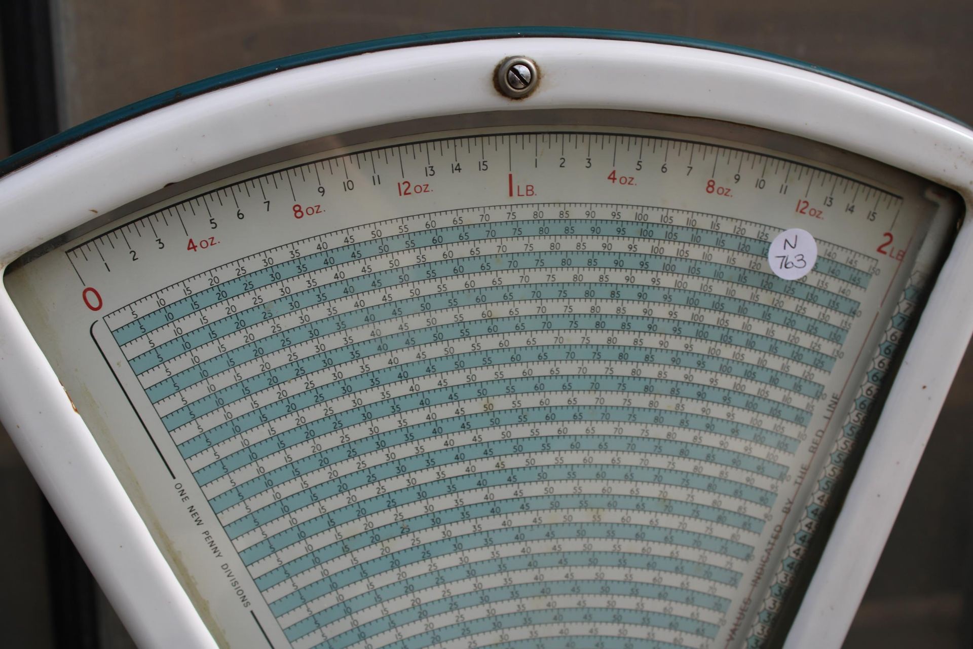 A SET OF VINTAGE POST OFFICE SCALES WITH THREE WEIGHTS - Image 2 of 3