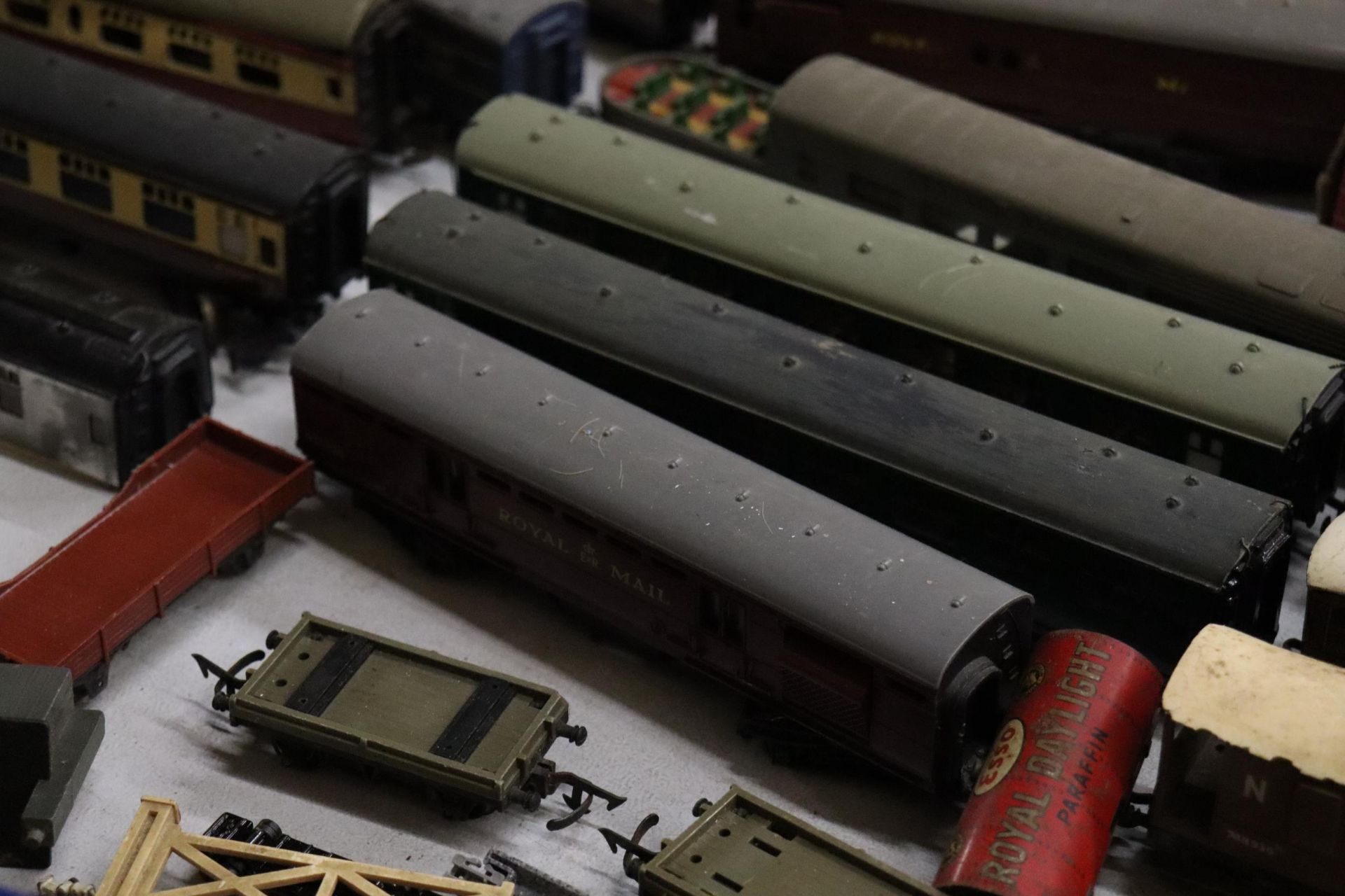 A LARGE QUANTITY OF MODEL RAILWAY ITEMS TO INCLUDE RAILWAY CARRIAGES, HORNBY, ETC, TRAIN TRACK, - Bild 5 aus 16