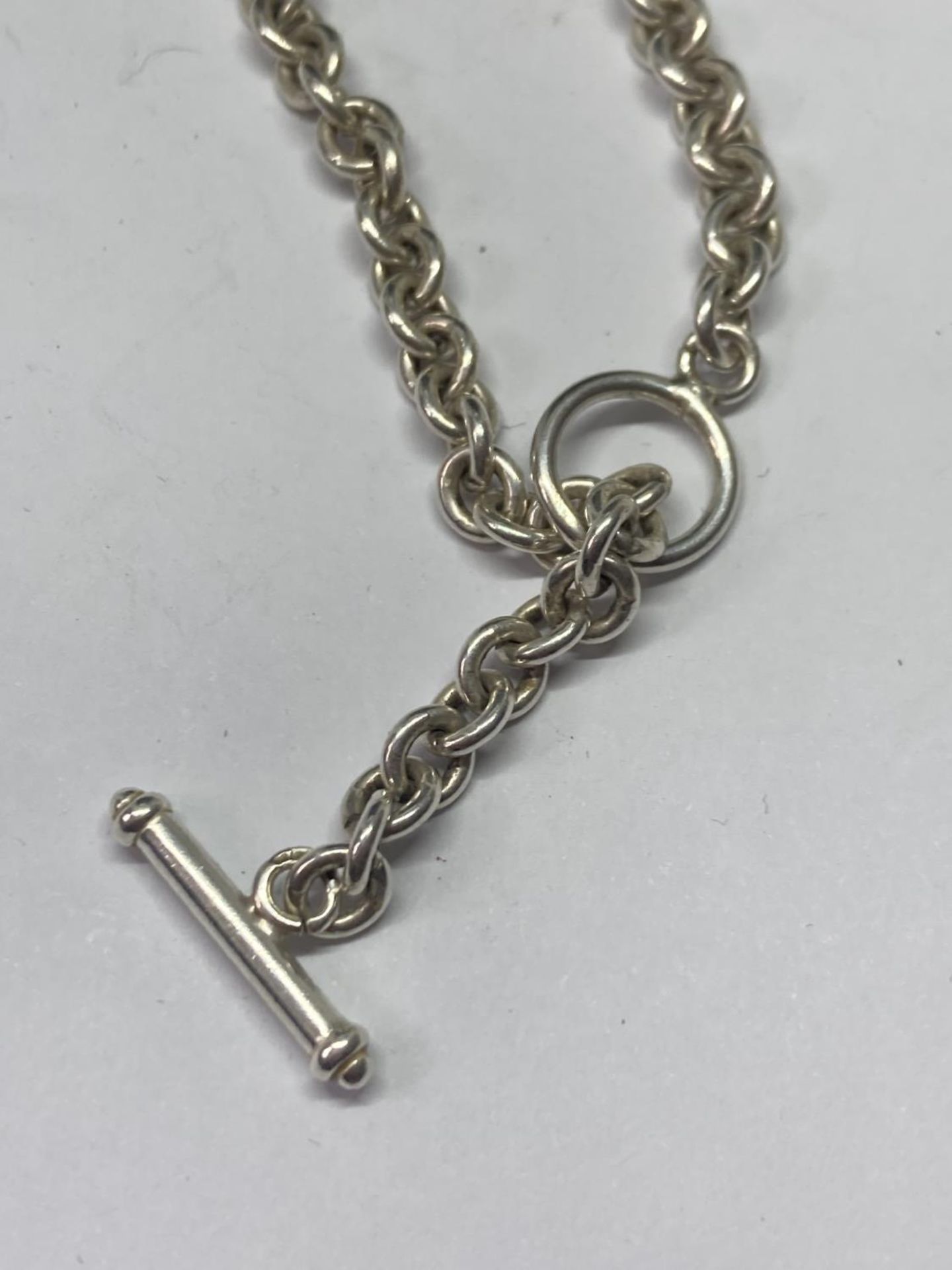 A SILVER T BAR NECKLACE - Image 2 of 3