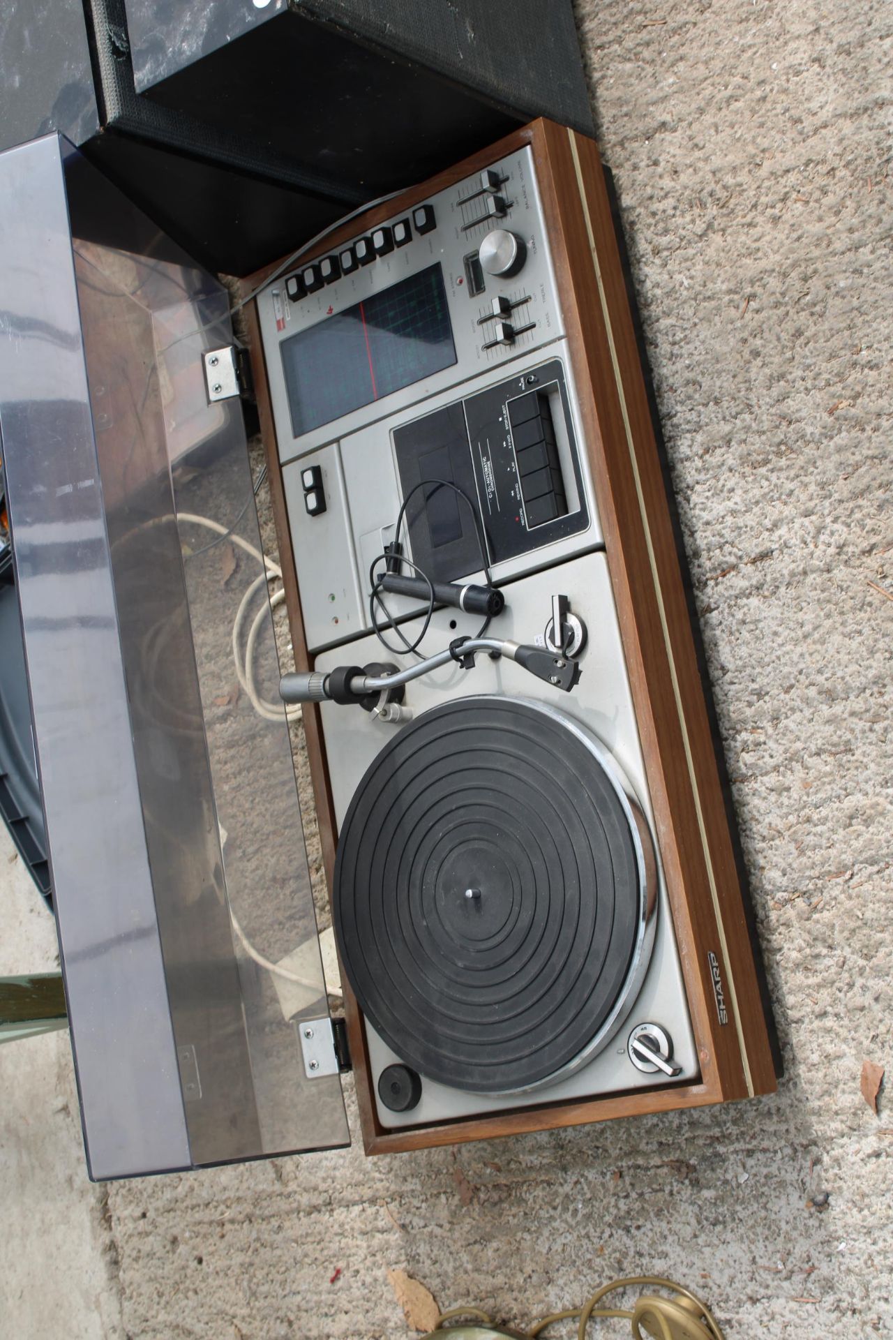 A SHARP RECORD PLAYER AND A PAIR OF SHARP SPEAKERS - Bild 2 aus 2