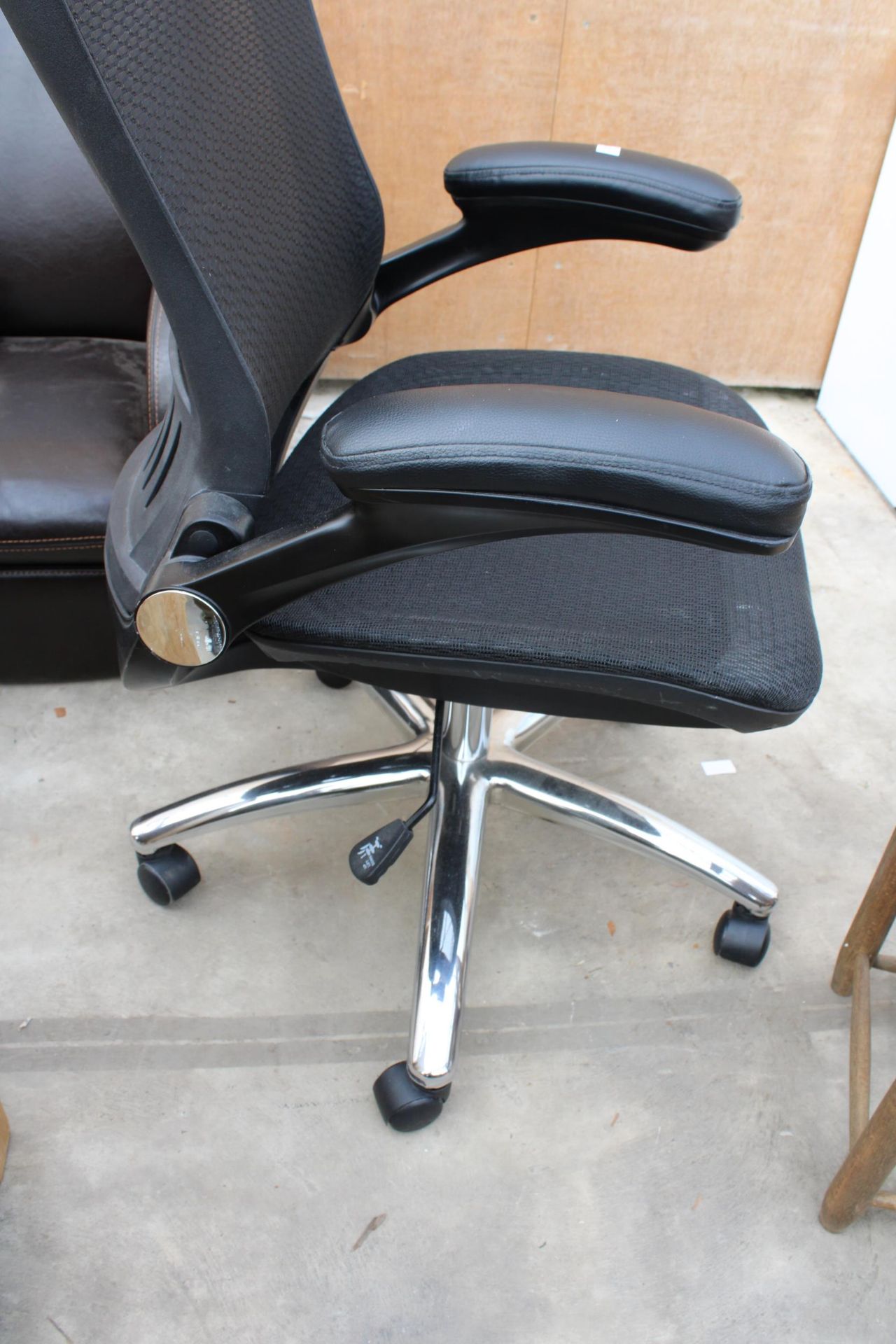 A REVOLVING RECLINING GAMING CHAIR - Image 2 of 3