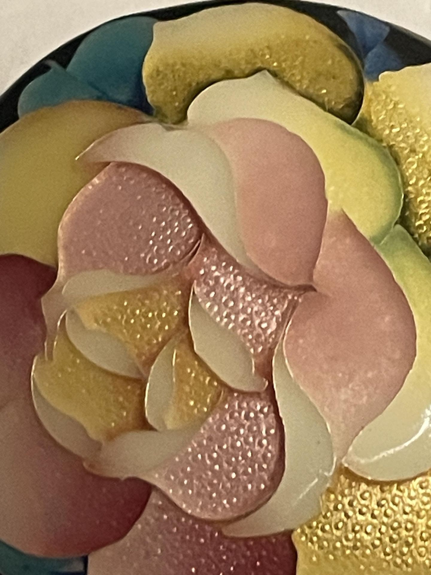 A GINBARI AMITA STYLE FOILED ENAMEL ROSE FLOWER BROOCH - Bild 2 aus 3