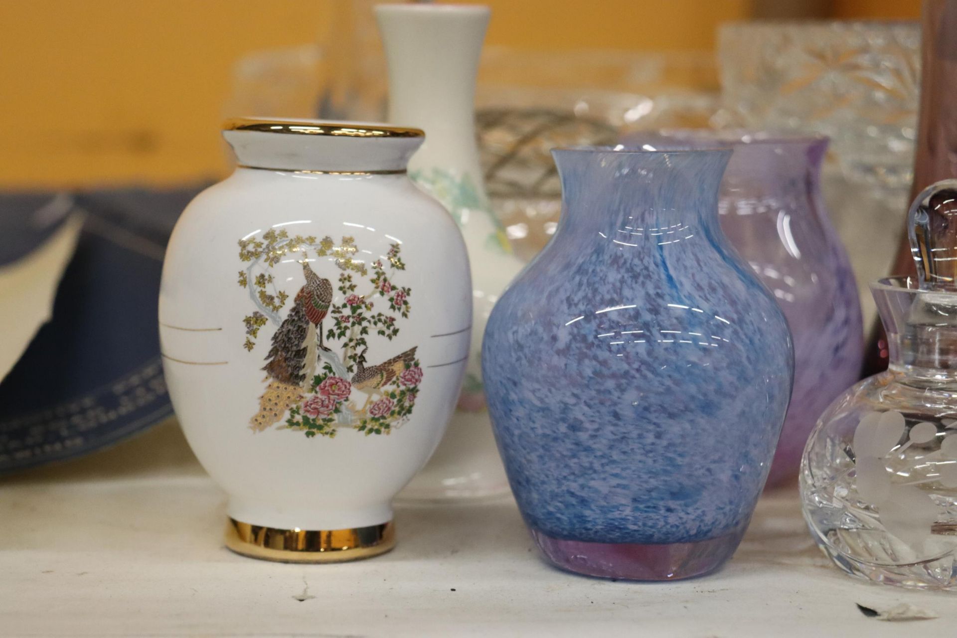 A QUANTITY OF GLASSWARE TO INCLUDE CUT GLASS BOWLS, A ROSE BOWL, VASES, ETC - Image 3 of 10