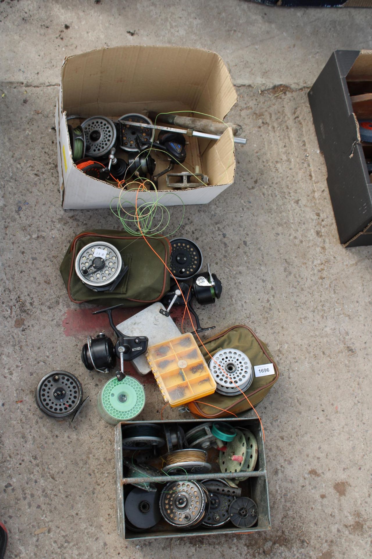 A LARGE ASSORTMENT OF VINTAGE AND MODERN FISHING REELS