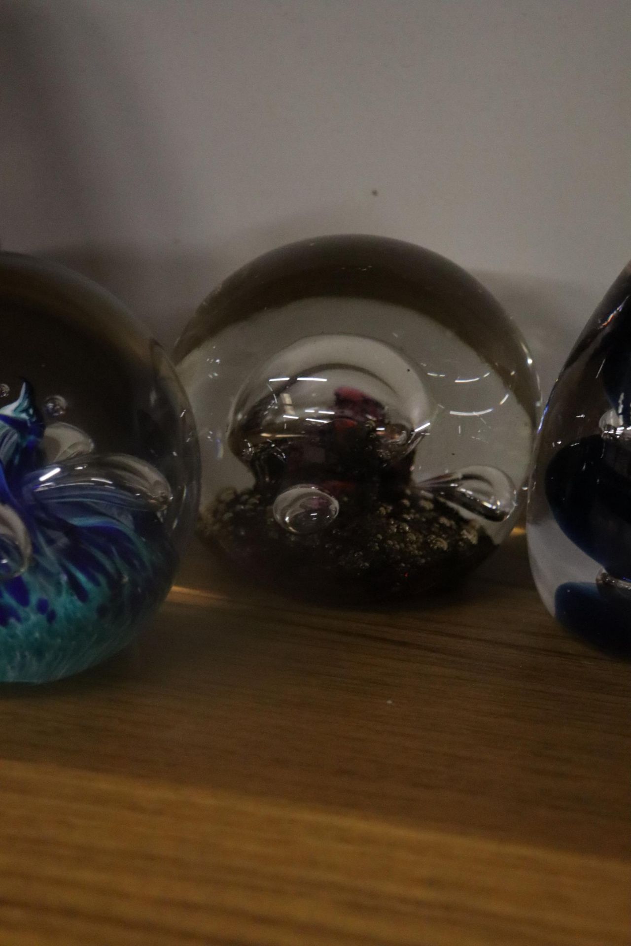 FIVE GLASS PAPERWEIGHTS TO INCLUDE WEDGWOOD AND SELKIRK GLASS - Image 4 of 5